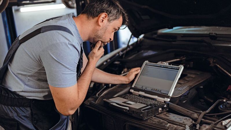 Die Fehlersuche ist nicht immer einfach. Im Fall einer Nachbesserung haftet häufig das Autohaus, wenn eine weitere Werkstatt hinzugezogen wird.(Bild: ©  Marko - adobe.stock.com)