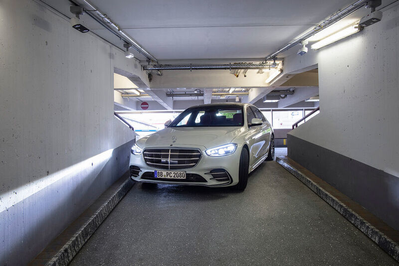 Die neue S-Klasse verfügt bereits über das entsprechende System und findet ihren Weg zum Parkplatz selbständig. (Mercedes-Benz)