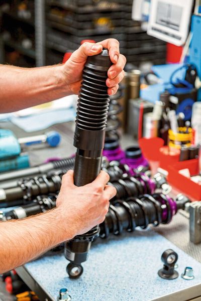 Zu guter Letzt folgt die Montage von Staubschutzmanschetten und Anschlägen. (Bild: KW Automotive)