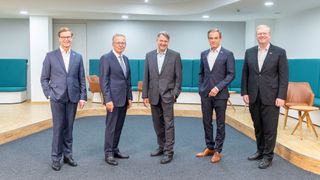 Wehcsel bei Bosch ab 1. Januar 2022 (v.l.): Neuer Aufsichtsratschef Stefan Asenkerschbaumer, derzeitiger Aufsichtsratschef Franz Fehrenbach, Christof Bosch, Vertreter der Familie Bosch, Volkmar Denner, derzeitiger Vorsitzender der Geschäftsführung und neuer CEO Stefan Hartung. (Bosch)