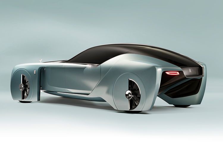 Das 5,9 Meter lange Fahrzeug scheint auch dank der halbverkleideten 28-Zoll-Räder zu schweben. (BMW)