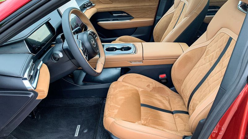 Die Vordersitze sind bequem und bieten einen guten Seitenhalt. Außerdem sind sie standardmäßig beheiz- und belüftbar. (Bild: Schmidt - VCG)