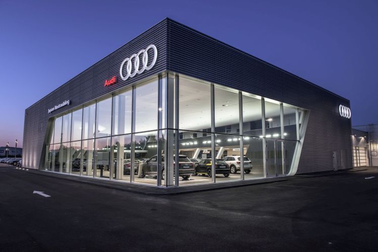 Erstrahlt in der aktuellen Hersteller-CI: Das erst 2015 auf der grünen Wiese errichtete Audi-Autohaus Jepsen in Neutraubling. (Jepsen)