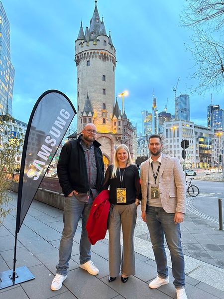 Auf den Weg zur Abendveranstaltung, (v. l.) Andreas Hense und Manuela Stratmann (ALSO) mit Thomas Müller (NBB). (Bild: Vogel IT-Medien GmbH)