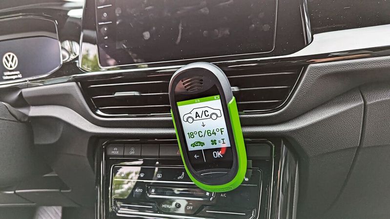 In vielen Autos ist die Atemluft erheblich mit Pilzsporen und anderen Allergenen belastet. Mit einem Luftgütesensor kann man den Kunden diese Gefahr demonstrieren.(Bild:  Rosenow – VCG)