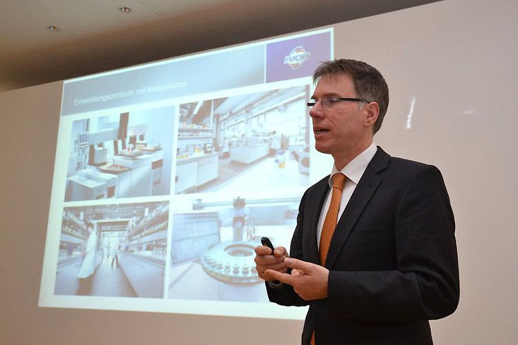 Stefan Knapp, Vorsitzender der Geschäftsführung Fuchs Europe Schmierstoffe GmbH, gab einen Ausblick über die anstehenden Investitionen des Unternehmens. (Foto: Michel)