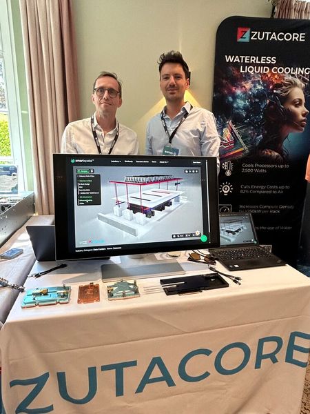 Emmanuel Herbreteau (l.) und Shlomi Malul (beide ZutaCore) präsentieren die patentierte HyperCool-Technologie, eine wasserlose, zweiphasige Flüssigkühlung. (Bild: Boston)