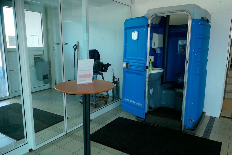 Ein Toilettenhäusschen mitten im Autohaus wäre sonst undenkbar, hilft dem Autohaus Klaiber aber aktuell in der Corona-Krise. (Bild: Autohaus Klaiber)