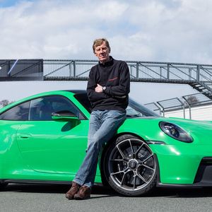 Porsche-Markenbotschafter Walther Röhrl am 911 (992) GT3.(Bild:  Autoren-Union Mobilität/Porsche)