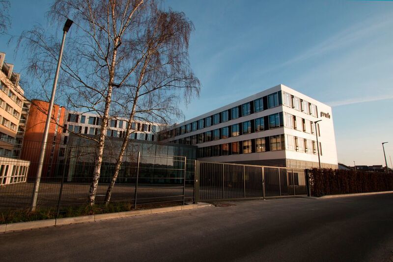 Preh hat in sein Entwicklungszentrum in Bad Neustadt eröffnet. Auf einer überbauten Grundfläche von 2.350 m² und einer Brutto-Geschossfläche von rund 8.200 m² soll Platz für rund 400 Hightech-Arbeitsplätze sein. (Preh)