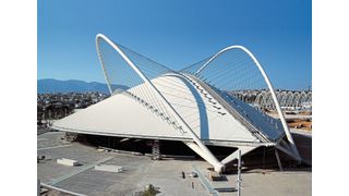In einem Arbeitsgang:  Für das Velodrom in Athen brachte der mobile Walzprofilierer von Ortic lange  Metallprofile direkt auf der Baustelle in Form.  (Bild: Ortic)