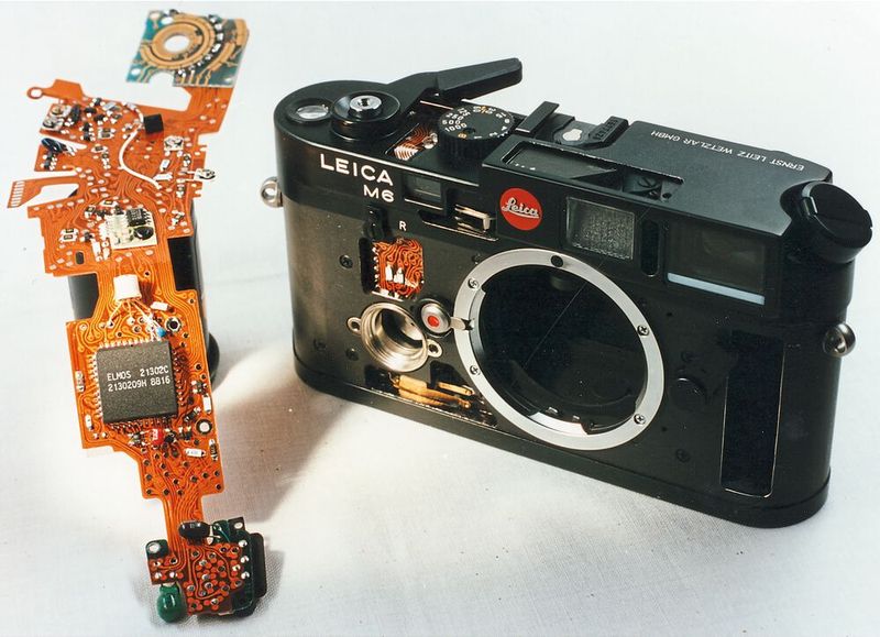 Ein weiterer erster Produkterfolg ist die Kamera von Leica mit integriertem Elmos Mikrochip. (Bild: Elmos)