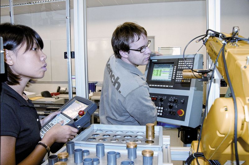 Fanuc Robotics Suisse soutient des projets dans les écoles supérieures parce que la formation de base et la formation continue représentent un capital important pour l’avenir de la Suisse en tant que lieu d’implantation des industries de haute technologie. Illustration : dans le cadre de son travail de fin d’études, Chuah Siew Keng, originaire de Malaisie, a réalisé à la haute école technique de Berne une cellule mobile de chargement et de déchargement sur la base d’un robot industriel de Fanuc Robotics. (Image: Fanuc)