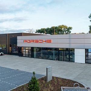 Der neue Betrieb von Schmidt + Koch in Leer ist gemäß den Satellitenformaten Porsches gebaut.(Bild:  Mike König)
