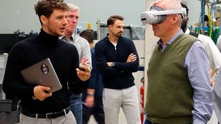 XR-Brille auf, und fertig ist der WAAM-Einrichtungsexperte! Nun, ganz so einfach wird es nicht sein. Aber hier nehmen die Teilnehmer am Abschlusstreffen zum entsprechenden ITEA-Projekt das Forschungsergebnis genau unter die Lupe respektive vor die Augen. (Bild: IAPT)