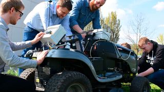 Stolz präsentieren (v.l.) Lars Schmid, Benjamin Stahl, Daniel Stegmann, Michael Schwenk und Marvin Uhr das Teamergebnis - hier die Raspberry-Pi-Variante des Traktors.  (Fachhochschule Bingen )