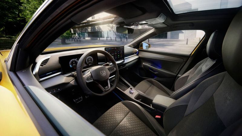 Das Cockpit soll hochwertiger sein als beim Vorgänger. (Bild: VW)