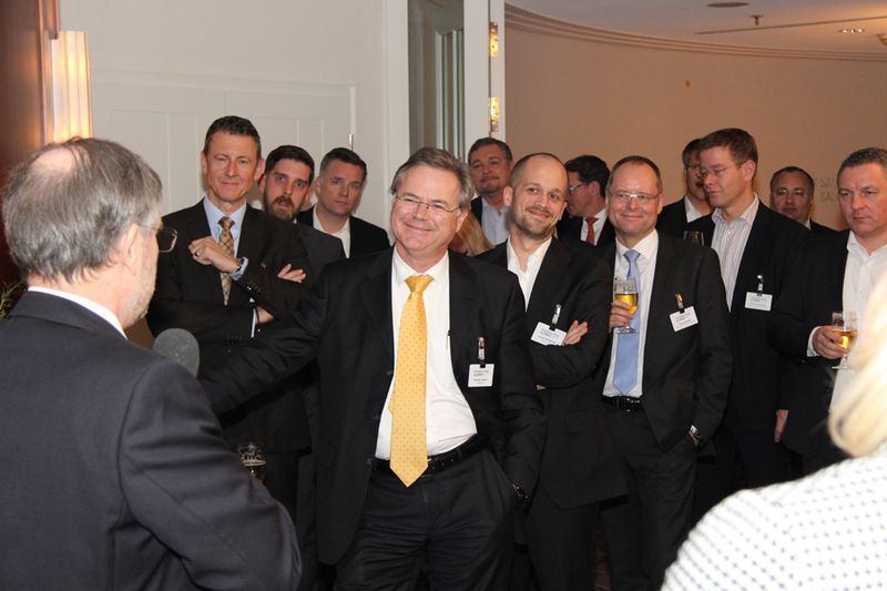 Seine humorvollen „Schmankerl“ aus seinem aktuellsten Buch „Schwarmdumm: So blöd sind wir nur gemeinsam“ sorgte für allgemeine Erheiterung… (Bild: Vogel IT-Medien)