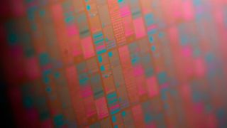 Ungewohnte Muster: Nahaufnahme (Dieshot) von ferroelektrischen Speicherchips auf einem 300-Millimeter-Wafer des Fraunhofer IPMS.  (Bild: Fraunhofer IPMS)