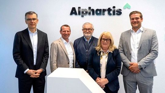 Haben gemeinsam die Zukunft des Autohauses Paschke unter dem Dach der AHG eingeleitet: (v. l.) Thomas Linderich (Vorstand Aftersales Alphartis SE), Alexander Kramer (Vorstand Vertrieb Alphartis SE), Wolfgang Böpple (Geschäftsführer Autohaus Paschke) mit Ehefrau Christiane und Sohn Jonas (Geschäftsführer Autohaus Paschke). (Bild:  Alphartis SE)