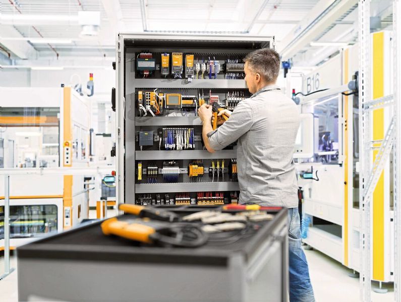 Laut einer Studie des Instituts für Steuerungstechnik der Werkzeugmaschinen und Fertigungseinrichtungen (ISW) der Universität Stuttgart aus dem Jahr 2017 lassen sich „bis zu 90 % des Zeitaufwands bei der elektrischen Bestückung einsparen“, wenn digitale Schaltschrankmodelle für eine Vorkonfektionierung der Klemmen genutzt werden. (Zuken)