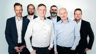 Florian Buzin, Gründer und Geschäftsführer der Starface Group sowie Managing Director der deutschen Gamma Communications (3.v.l.), zieht sich zum Jahresende 2026 aus der Geschäftsführung zurück. Für die operative und strategische Steuerung in der DACH-Region sind weiterhin die fünf Geschäftsführer (v.l.n.r.) Christoph Scheuermann, Alexander Seyferth, Thomas Weiß, Gerben Wijbenga und Andreas Hampel verantwortlich. (Bild: Starface )