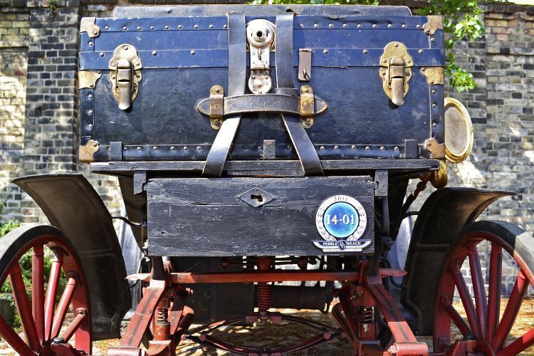 An der Vorderachse zeigt sich die von Benz (wieder)erfundene Achsschenkellenkung, die seither zu jedem Automobil gehört. Auch hat die Victoria bereits eine Lenkstange und nicht nur eine Lenkpinne. Oben im Bild: der „Kofferraum“. (PS Speicher)