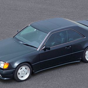 Sportliches Plus: Mercedes-Benz AMG hat sich auch der E-Klasse der Baureihe W 124 angenommen. Die Baureihe wurde in verschiedenen Varianten von 1984 bis 1996 gebaut. Erhard Melcher – das „M“ von AMG – entwickelte einen völlig eigenständigen Zylinderkopf mit Vierventiltechnik. 1986 implantierte AMG den 5,0-Liter V8 in ein Coupé der E-Klasse, das unter dem Kosenamen „The Hammer“ Weltruhm erlangt — bis heute in den USA ein Ursymbol des Mythos AMG. (Bild:  Mercedes-Benz)