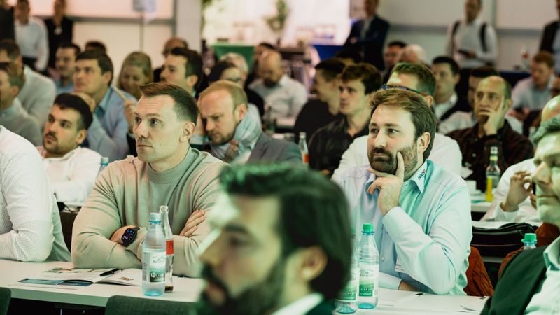 Zeichnungslos, KI-gestützt, vernetzt: Über die Zukunft der Produktentwicklung wird auf dem fünften Konstruktionsleiter-Forum am 29. Oktober in Würzburg diskutiert. (Bild:  VCG/Stefan Bausewein)