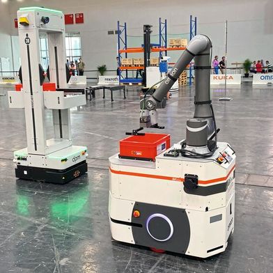 Egal ob auf der Logimat, während der Hannover Messe oder hier beim Mesh-up 2025 des VDMA während der Automatica: Unterschiedliche mobile Roboter, über VDA 5050 mit nur einer Leitsteuerung verbunden, zeigen, welche Automatisierungspotenziale in Produktion und Logistik stecken. (Bild: VDMA)