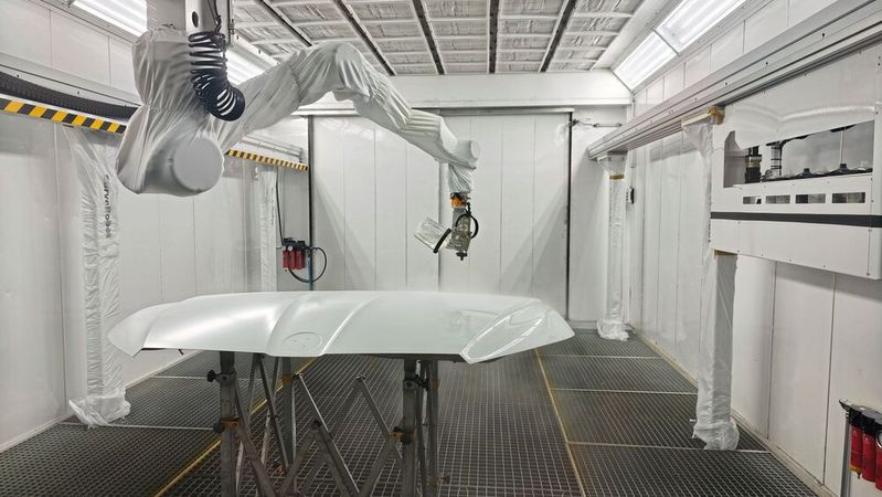 Der Roboter arbeitet sehr präzise und soll vor allem Material einsparen. Dabei können Einzelteile und komplette Fahrzeuge lackiert werden. (Bild:  Hänssler GmbH)