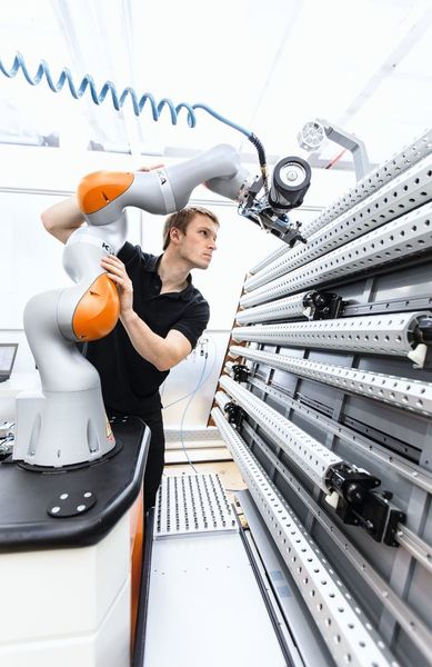 Ob in Industrie-Robotern, die in Produktionsstraßen mit Menschen kollaborieren oder in der Medizintechnik – die Sicherheitsbremsen von Mayr Antriebstechnik gewährleisten den zuverlässigen Schutz von Personen und Material. (Claus Brechenmacher & Reiner Baumann / KUKA Roboter GmbH)