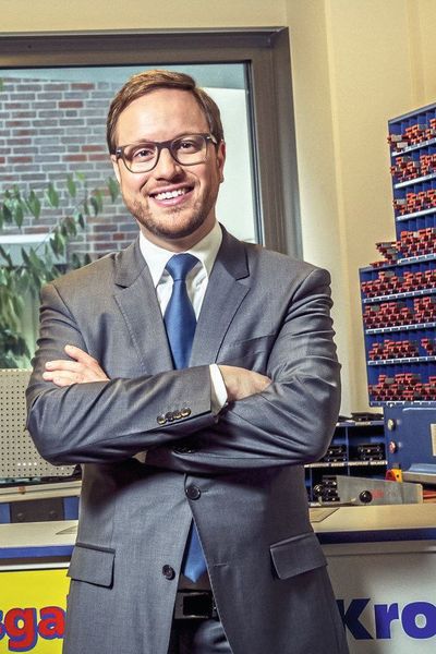 Philipp Kroschke, Geschäftsführer Christoph Kroschke GmbH: „Ich engagiere mich gerne bei der Herbstakademie, weil ich jedes Mal selbst von den Referenten lernen kann und Impulse für meinen Arbeitsalltag mitnehme; weil ich genau das so unterstützenswert finde, nämlich das Schaffen von Impulsen für den Autohandel; weil hier eine fantastische, liebevoll und durchdacht organisierte Veranstaltung auf die Beine gestellt wird; weil ich in den Austausch mit tollen Leuten unserer Branche komme, insbesondere den vielen jungen Talenten, die in Zukunft den Autohandel gestalten werden und weil ich Sylt einfach für eine sensationelle Location halte.“ (Kroschke)