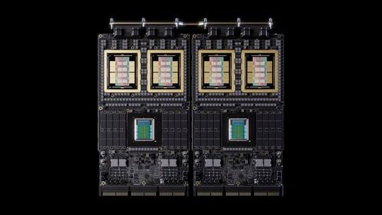„Nvidia Vera Rubin NVL4“: Vier GPUs und zwei CPUs bilden eine kompakte Recheneinheit. Kubernetes kann Ressourcen zuweisen, muss für effiziente KI-Workloads jedoch auch NUMA-, Daten- und Netzwerkpfade berücksichtigen.(Bild:  Nvidia)