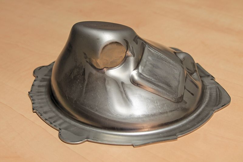 Trichter in der Umformsimulation (l.) und in der Realität (r.): Die Grenzen der Ausdünnung wurden nicht überschritten. (Bild: Kunrath)