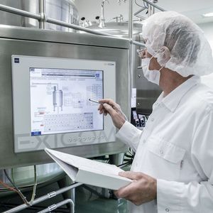 Ohne Anfassen: In hygienisch sensiblen Bereichen empfiehlt sich eine berührungslose Authentifizierung.(Bild:  R. Stahl)