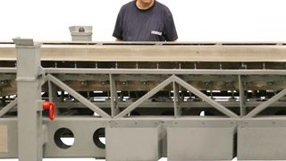 Für die Hertellung einer Leichtbaulandeklappe hat das Unternehmen Galvanoform ein Nickelwerkzeug mit einer 7,6 m langen Schale gebaut. Hier nur ein ganz kleiner Ausschnitt davon... (Galvanoform)