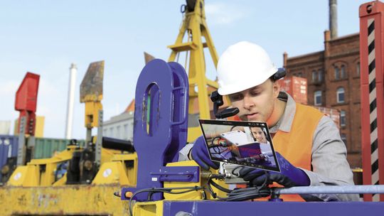 (Ein Experte kann den Mitarbeiter vor Ort mithilfe von Augmented Reality visuell bei der Fehlerbehebung unterstützen. Bild: TeamViewer)