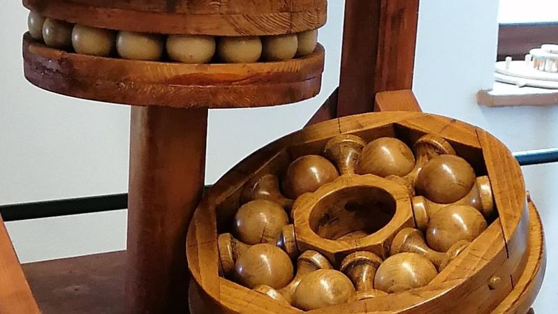 Nachbildung des Kugellagers von Leonardo da Vinci: Der Erfinder verwendete Kugeln aus Holz. Platzhalter sorgen dafür, dass die Kugeln nicht aneinander reiben. (Bild:  Cuscinetto a sfere di Leonardo da Vinci in una mostra su Leonardo da Vinci al Mulino di Mora Bassa - Morabassa cropped /Capricornis crispus / CC BY-SA 4.0)