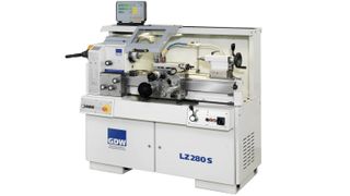 Mit der Leit- und Zugspindeldrehmaschine lassen sich Oberflächengüten Rz bis 1 µm erreichen, außerdem eine Rundheit von 1 µm und eine Geradheit von 5 µm auf 100 mm Drehlänge. (Archiv: Vogel Business Media)