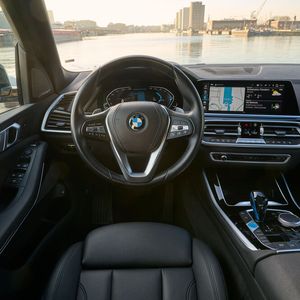 Das Basisfahrzeug ist ein BMW X5. Anders sind zum Beispiel die Anzeigen im Display hinter dem Lenkrad, ein Signet am Cockpit und blaue Akzente in der Mittelkonsole.(Bild:  Tom Kirkpatrick/BMW AG)
