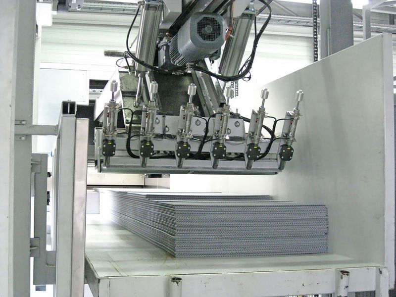 Die Greifersektion des Getecha-Manipulators: Sechs pneumatisch betätigten Nadeln haken sich in die Platten ein, um sie vom Stapel weg zur Zerkleinerungsmühle zu ziehen.  (Stöcker)