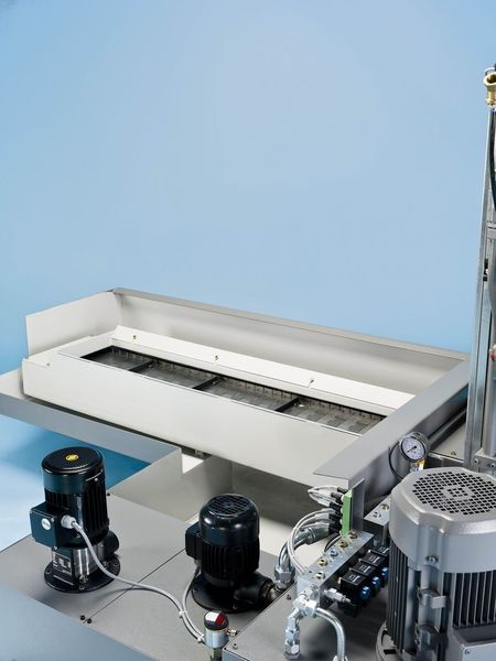 Bild 7: Grobe Späne im Innenraum der Maschine entfernt Combistream mit moderner Spänefördertechnik, je nach Anforderung mit Scharnier-, Kratz- oder Magnetband. Bild: Müller Hydraulik (Archiv: Vogel Business Media)