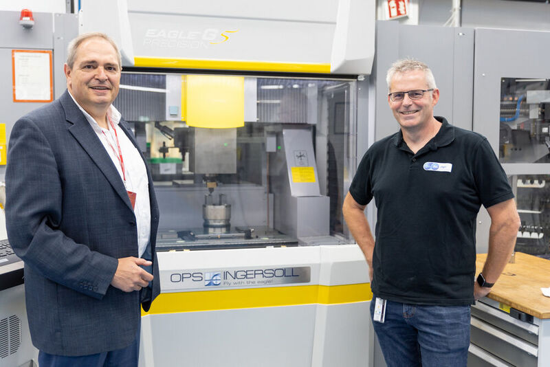 Matthias Schmidt (left) and Jürgen Mohr (right): "The big ad-vantage is that we can now erode even the smallest work-pieces with the very high demands on accuracy and surfaces with graphite and new applications are generated".