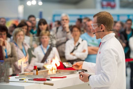 Ein Highlight ist der Live-Experimentalvortrag zum Umgang mit Gefahrstoffen.(Bild:  Asecos / Lennart Preiss)