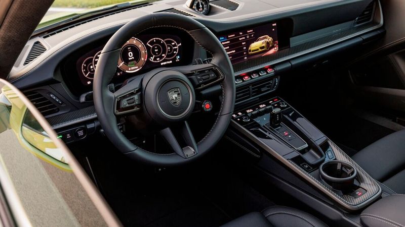 Innen geht es sportlich zu. (Bild: Porsche)