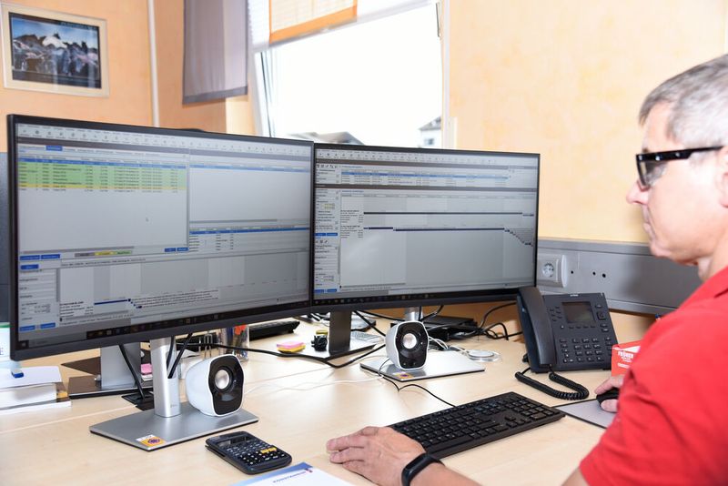 Holger Kraft ist Fertigungsleiter bei Konstandin. Seine Erfahrung mit EVO: „Auf Basis der Kundentermine planen wir unsere Fertigung eigenverantwortlich. Die Reihenfolgeplanung von Aufträgen auf Maschinen legen wir in Wochenbesprechungen fest.“ Über die grafische Plantafel in EVO kann dann in die Reihenfolge von Aufträgen selbst eingegriffen werden, wie anfangs schon erwähnt. (Bild: A. Andreas)