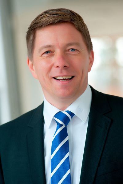 „Kunden erhalten bei uns von der Entwicklung bis hin zur Serienfertigung alles aus einer Hand“, erklärt Engelbert Rechtien, der den Vertrieb bei Famac bei Pöppelmann leitet. (Pöppelmann)