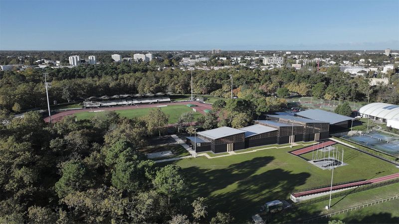 2016 beauftragte die Gemeinde Bordeaux Métropole K Architectures mit der Renovierung der Laufbahn und der Tribünen des Stadions sowie mit dem Bau einer Wartungsabteilung und vor allem eines neuen Sportkomplexes. (Bild: Guillaume Amat)