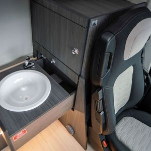 Unter anderem bietet die Ausstattung ein Waschbecken.(Bild:  Hendrisch Verlag)